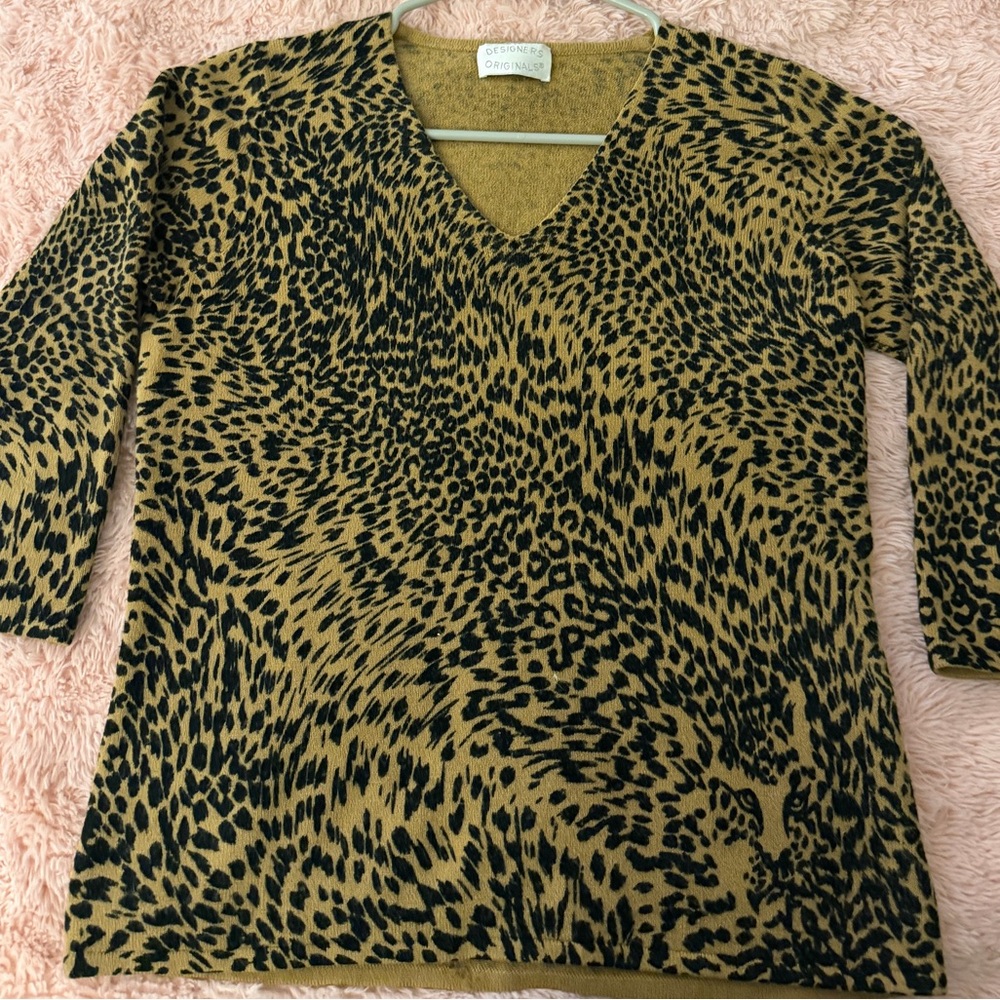 Soft V-neck sweater with bold animal print